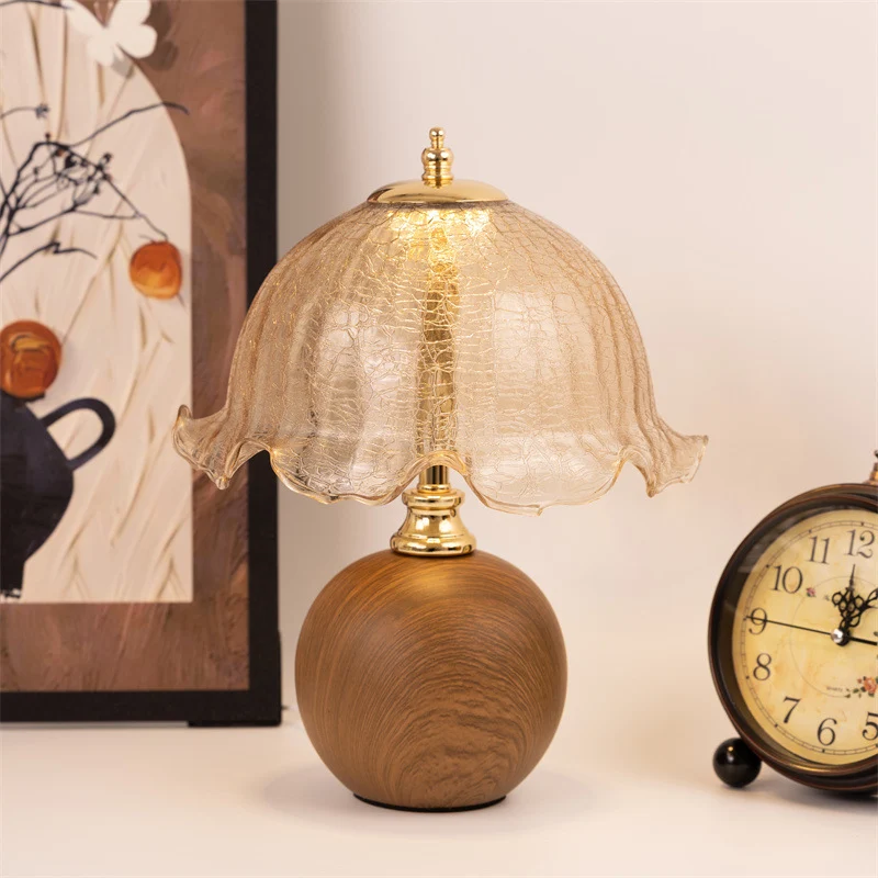 Vintage Glass Tischlampe mit aufwendig gestaltetem Schirm