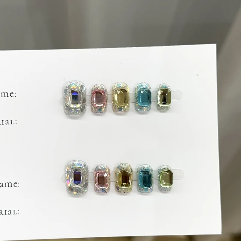 Luxuriöses mit Edelsteinen verziertes Nagelkunstset