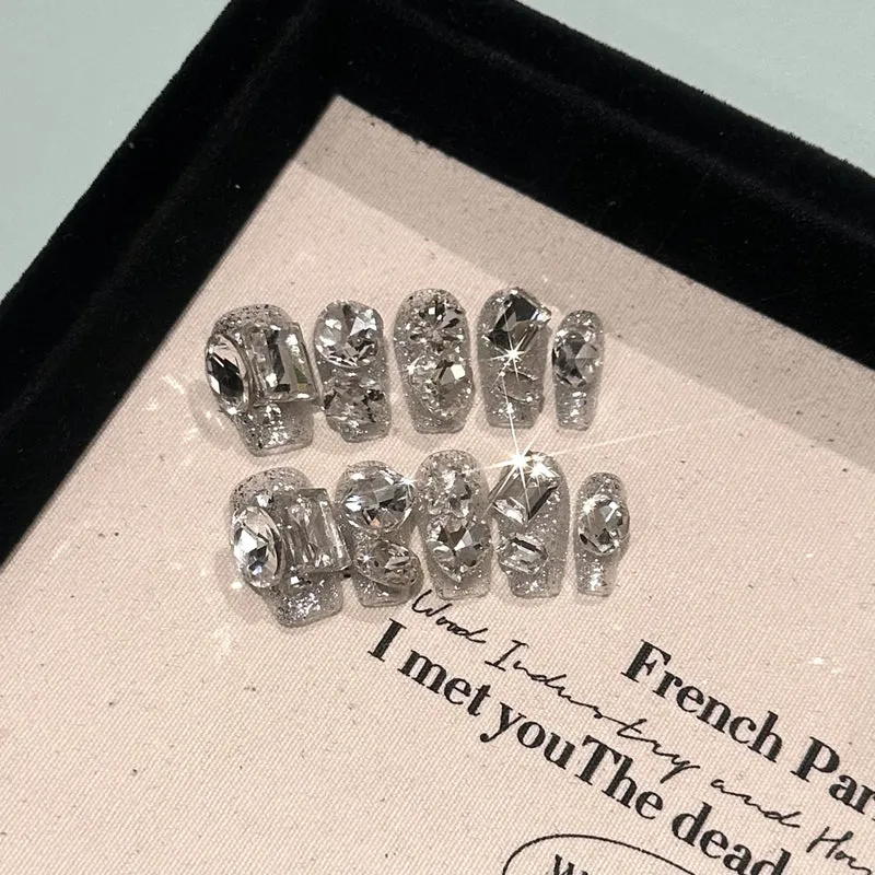 Luxuriöse, kristallakzentuierte Press-On Nagelkunst