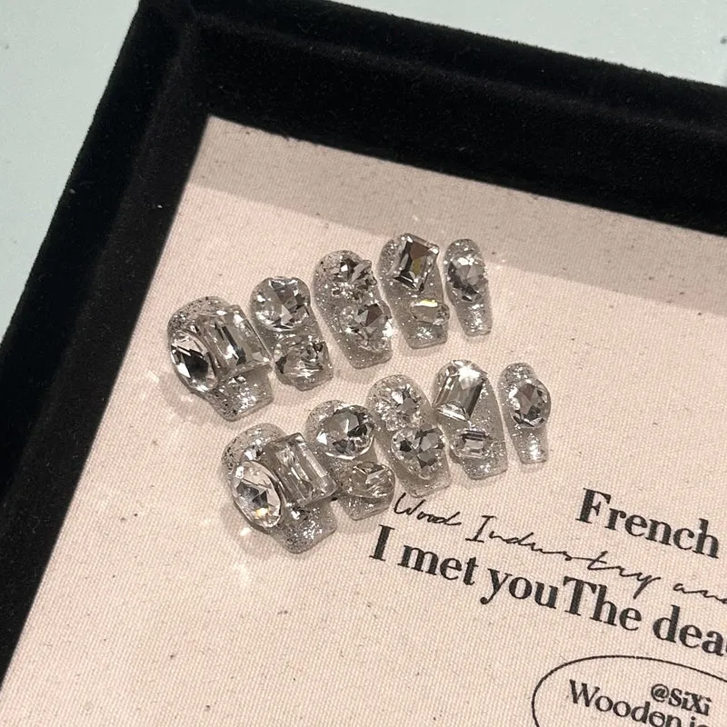 Luxuriöse, kristallakzentuierte Press-On Nagelkunst