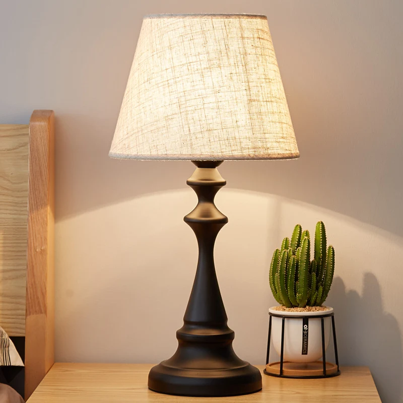 Moderne Tischlampe mit Stoffschirm