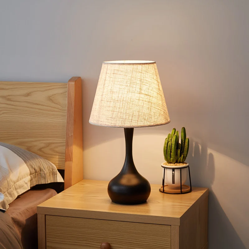 Moderne Tischlampe mit Stoffschirm