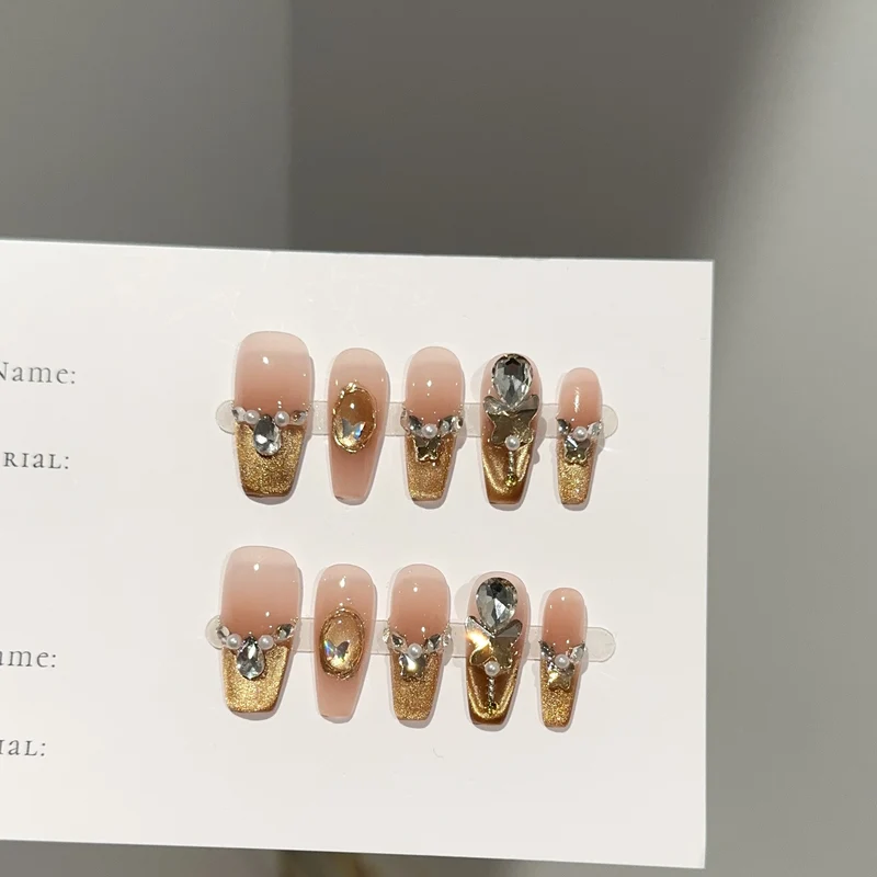 Elegantes Press-On-Nagelset mit Edelsteinakzenten
