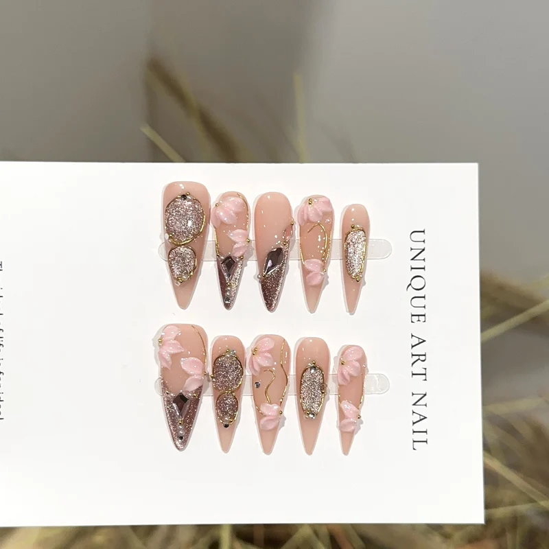 Elegantes mit Blumen verzierter Press-On Nagelkunst Set