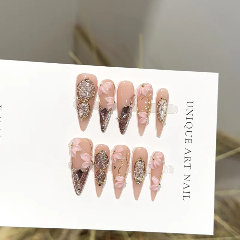 Elegantes mit Blumen verzierter Press-On Nagelkunst Set