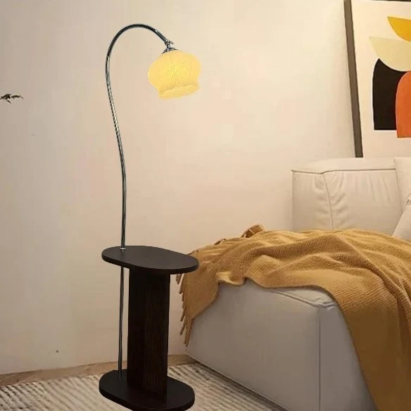 Moderne Bogen-Stehlampe mit integriertem Beistelltisch