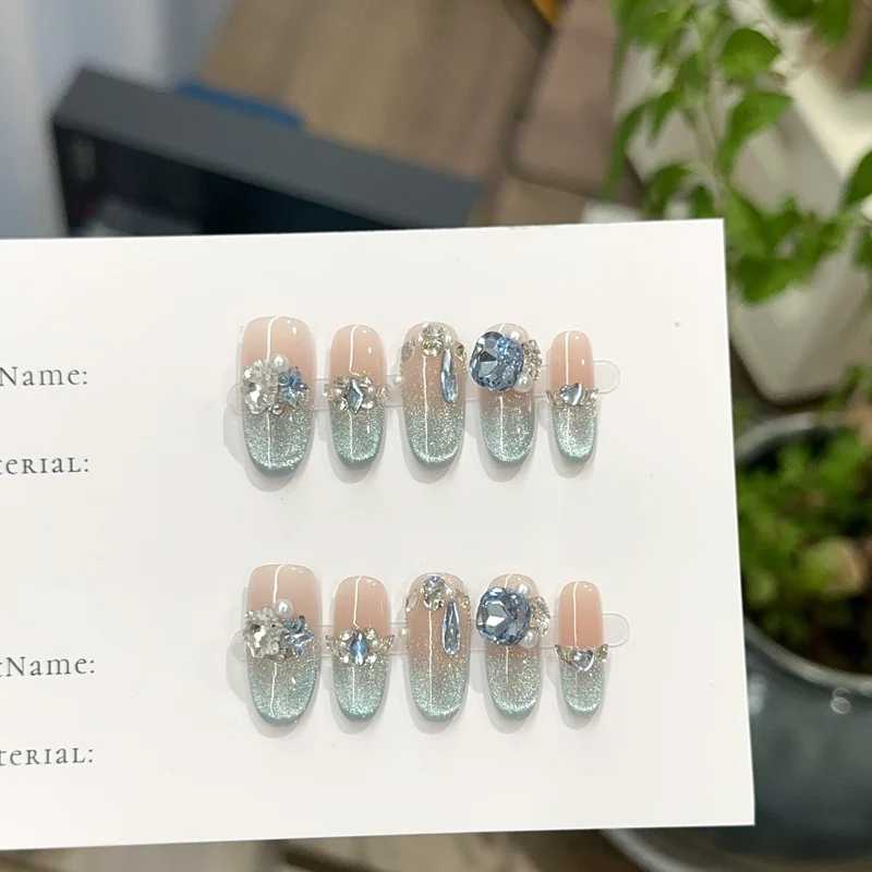 Glamouröse mit Kristallen verzierte Press-On Nagelkunst