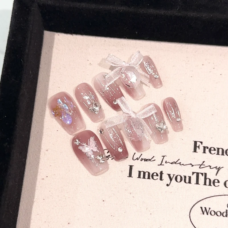 Elegantes dekoratives Press-On-Nagelset mit Schmetterlingsakzenten