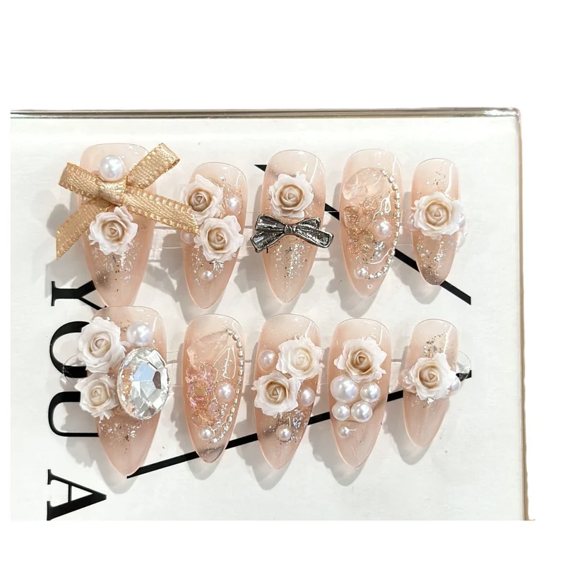 Elegantes dekoratives Press-On Nagelkunstset mit floralen Akzenten