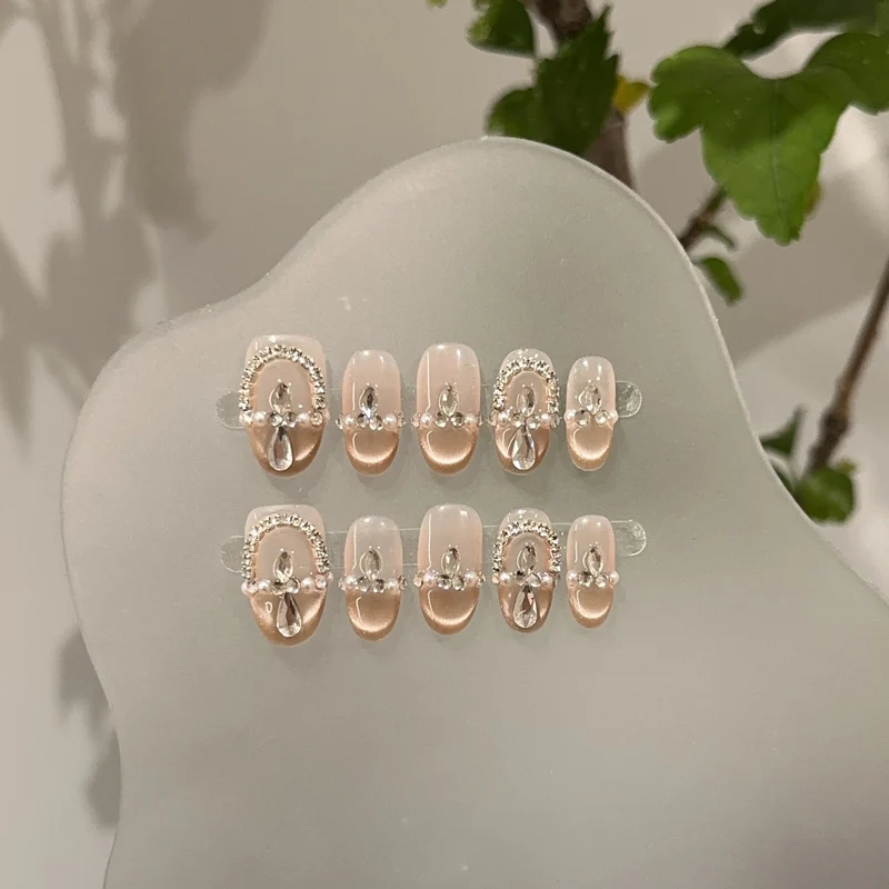 Elegantes dekoratives Press-On-Nagelset mit Kristallakzenten