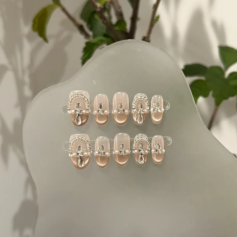 Elegantes dekoratives Press-On-Nagelset mit Kristallakzenten