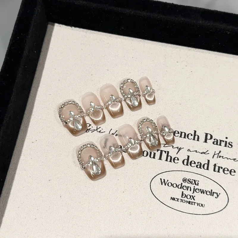 Elegantes dekoratives Press-On-Nagelset mit Kristallakzenten