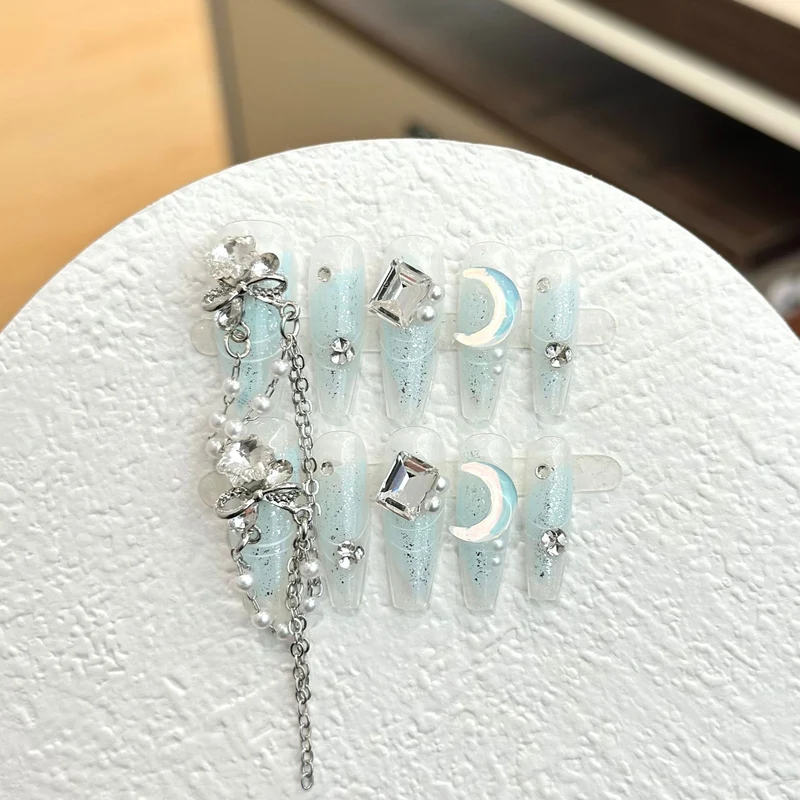 Glitzerndes Press-On Nagelkunst-Set mit himmlischen Akzenten
