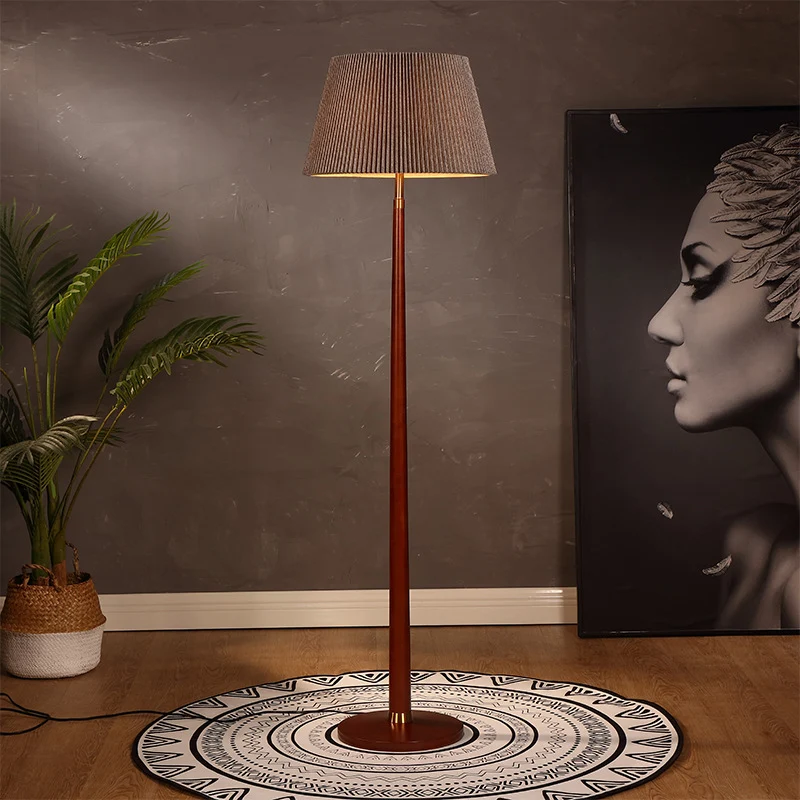 Mid-Century Modern Stehlampe mit gepławtem Schirm