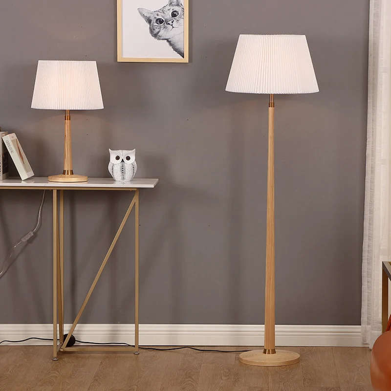 Mid-Century Modern Stehlampe mit gepławtem Schirm