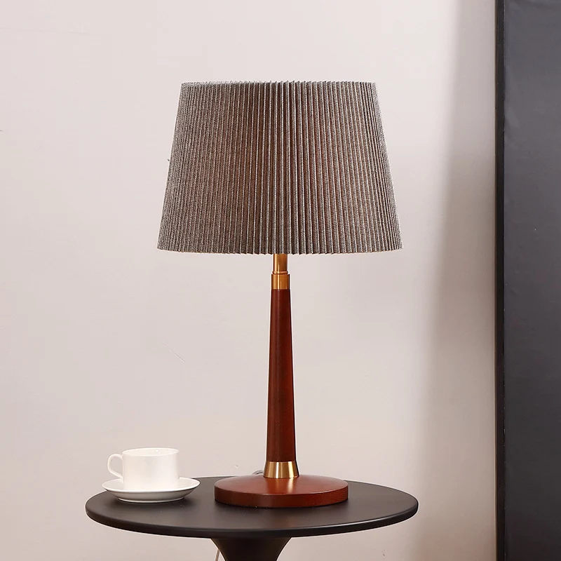 Mid-Century Modern Stehlampe mit gepławtem Schirm