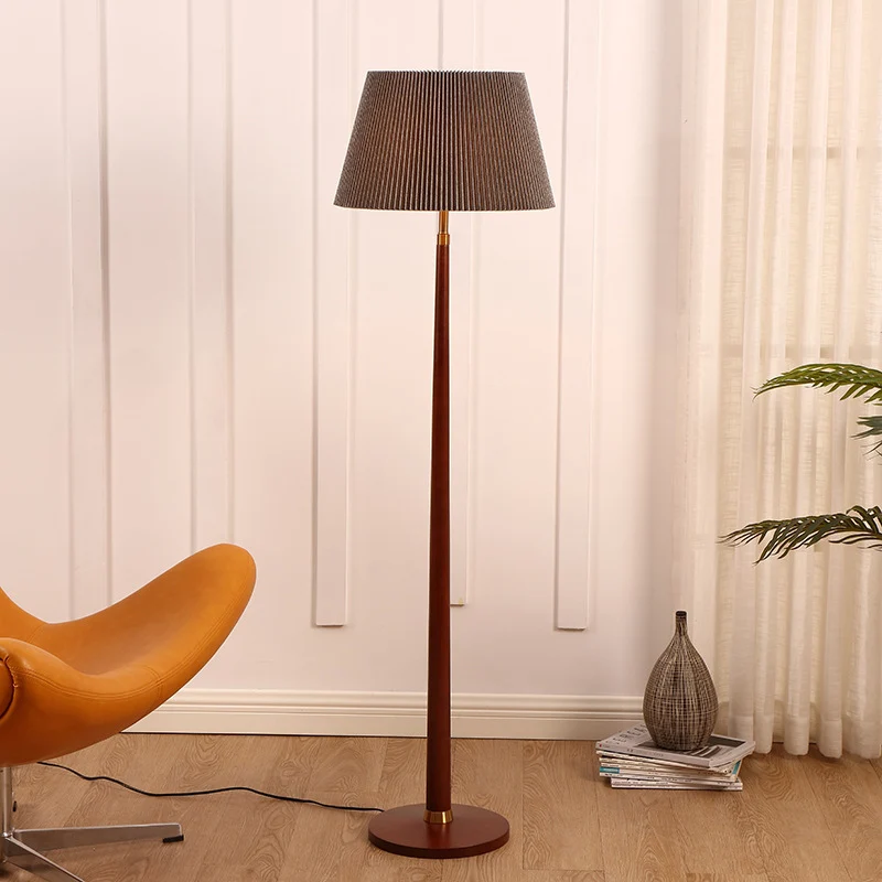 Mid-Century Modern Stehlampe mit gepławtem Schirm
