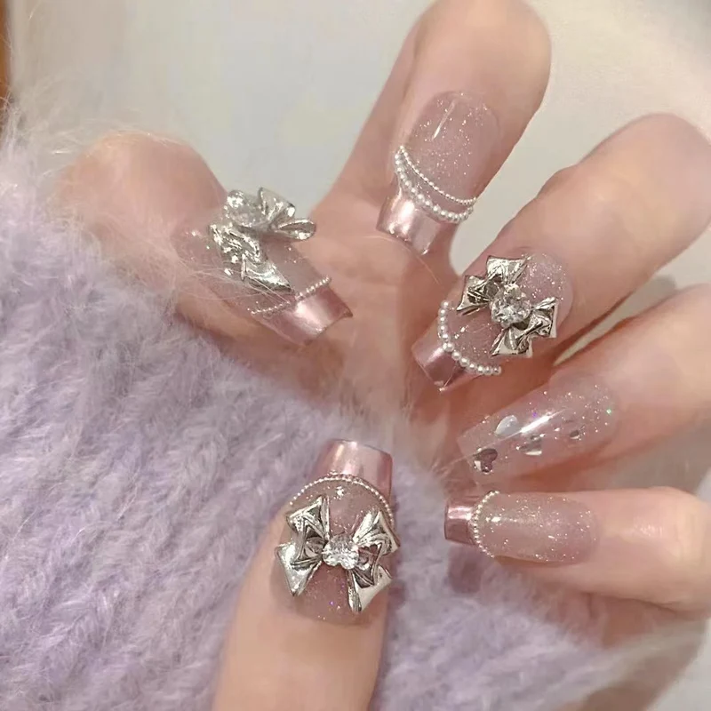 Elegantes, mit Schleifen verziertes Press-On-Nail-Design
