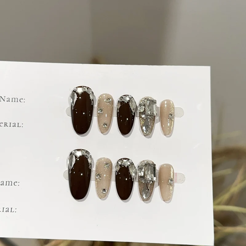 Stylisches Press-On Nagelkunst Set mit Kristallakzenten