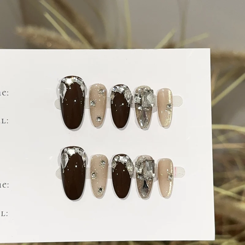 Stylisches Press-On Nagelkunst Set mit Kristallakzenten