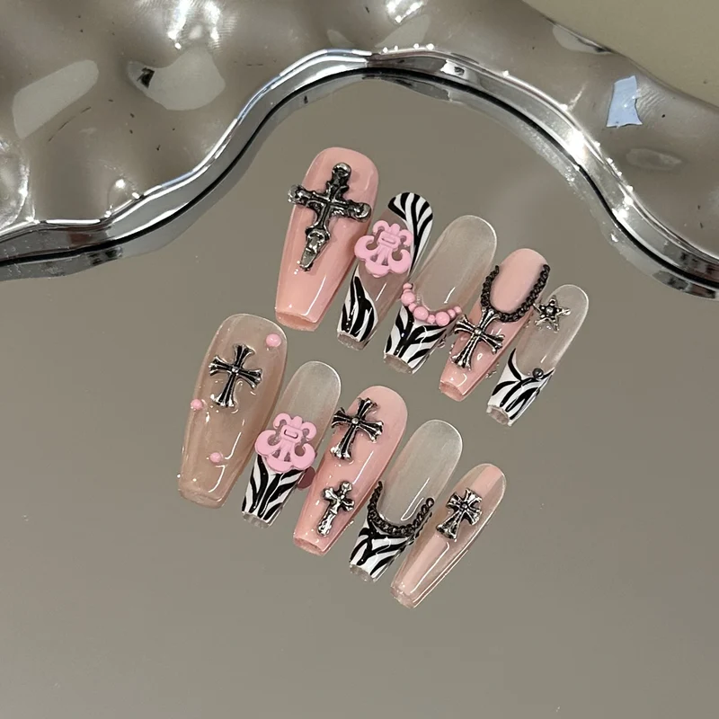 Stylisches, kreuzverziertes Press-On-Nagelset
