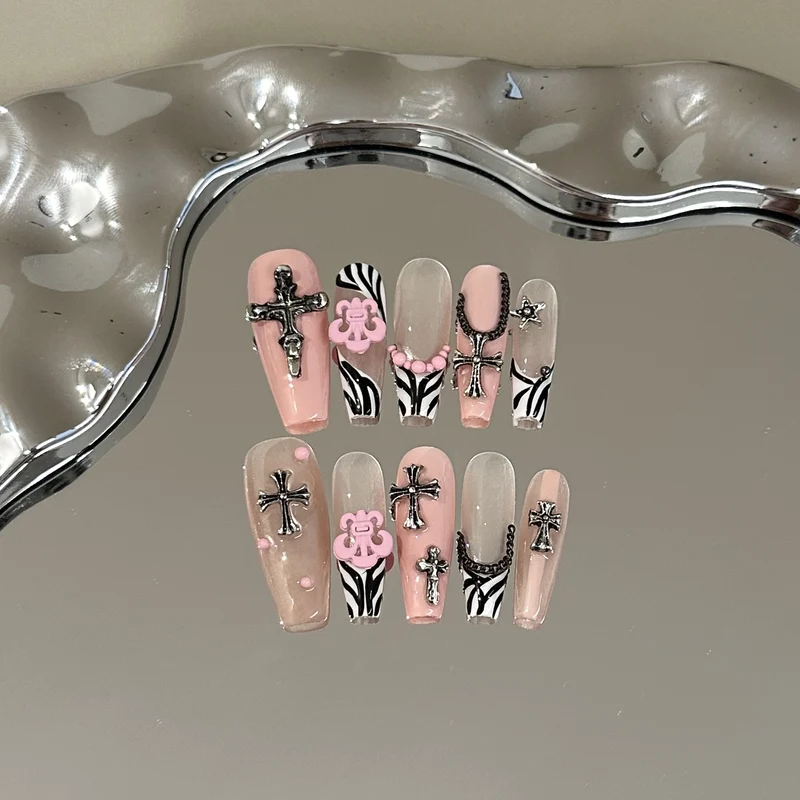 Stylisches, kreuzverziertes Press-On-Nagelset
