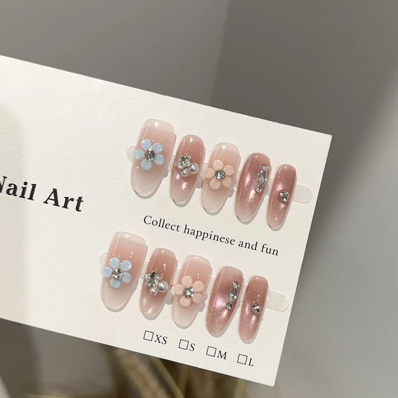 Blumenverzierte Press-On Nagelkunst