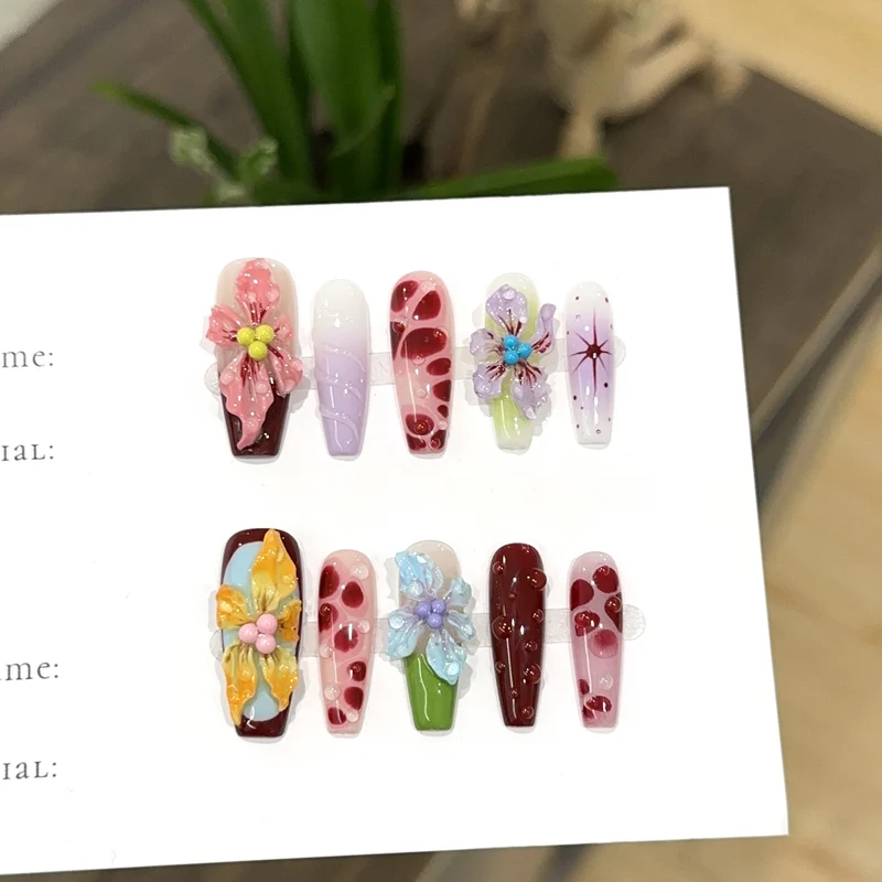 Künstlerisches Floral Press-On Nagelset