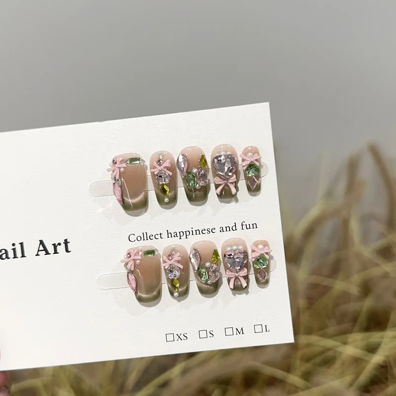 Künstlerisches florales Nagelkunst Press-On Set