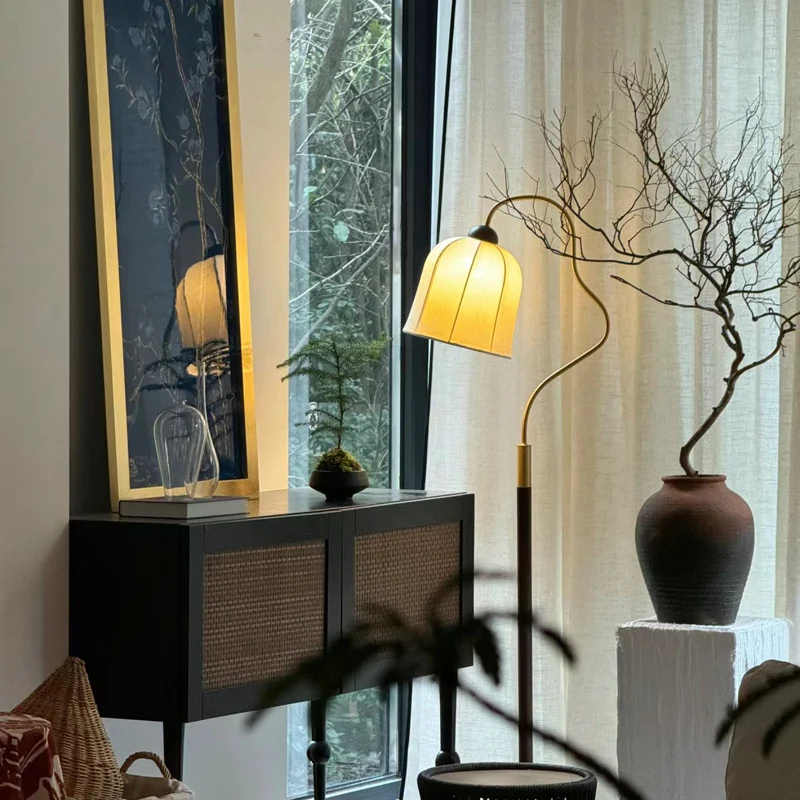 Bodenlampe mit geschwungenem Design