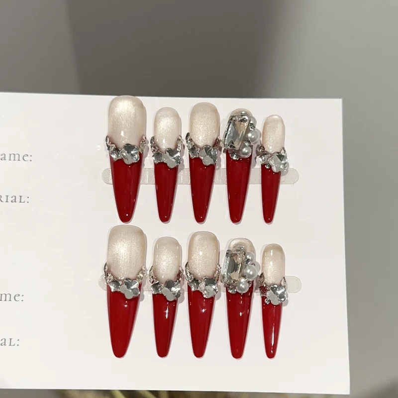 Dekorativer Stiletto Press-On Nagelset mit Kristallakzenten
