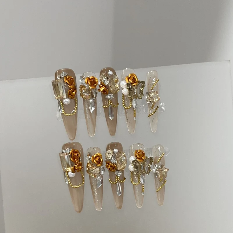 Dekoratives Stiletto Press-On Nagelkunstset mit floralen und Schmucksteinakzenten