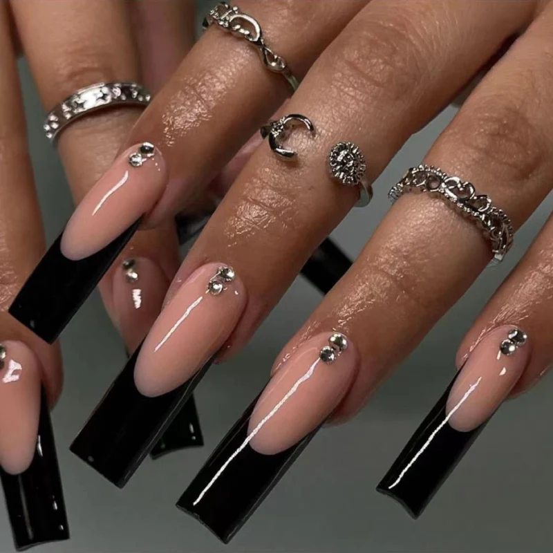 Elegante Stiletto Press-On Nail Set mit Strassakzenten