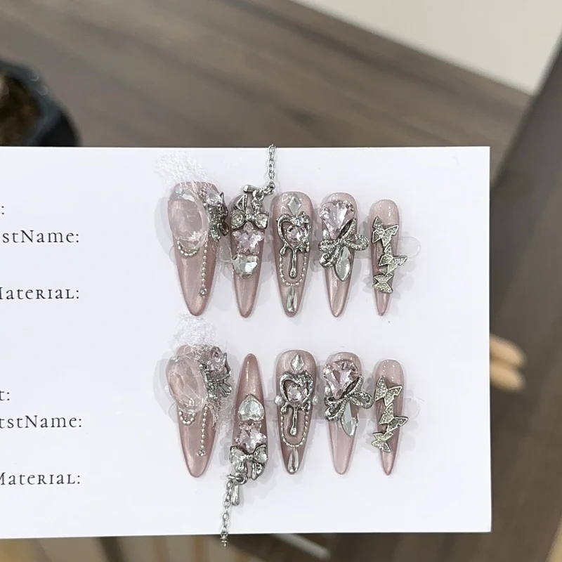 Glamouröse mit Strass verzierte Stiletto Press-On Nägel
