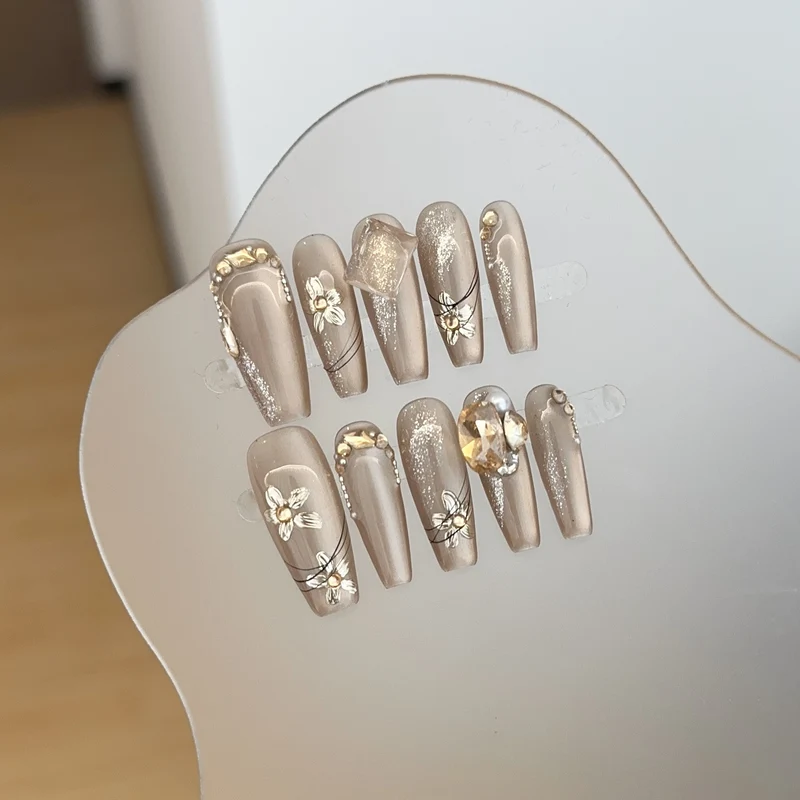 Florales Nagelkunst Press-On Set mit luxuriösen Akzenten