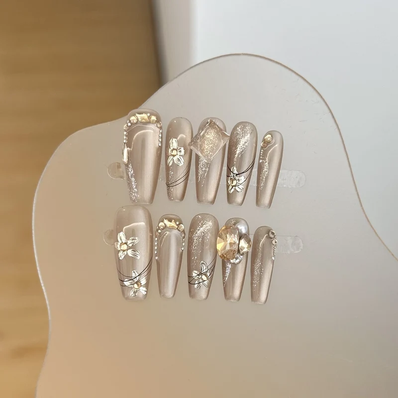 Florales Nagelkunst Press-On Set mit luxuriösen Akzenten