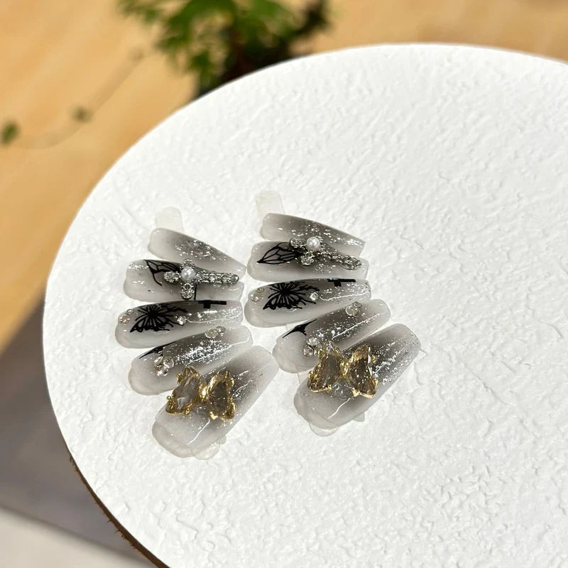 Künstlerische Schmetterlings-Themen Press-On Nägel