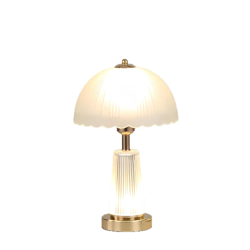 Elegante Tischlampe mit kunstvollem Flötenschirm