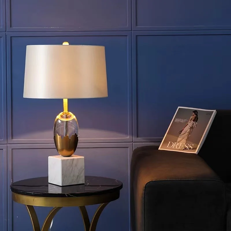 Elegante Glas- und Metalltischlampe