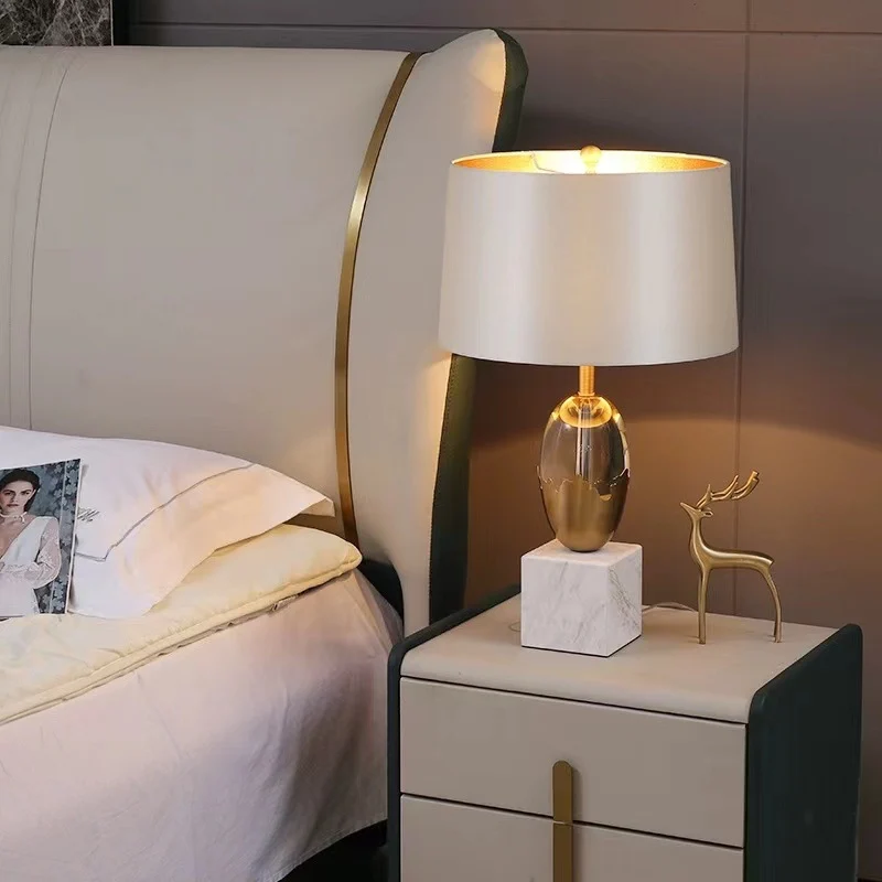 Elegante Glas- und Metalltischlampe
