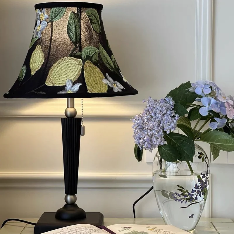 Elegante gestickte Tischlampe