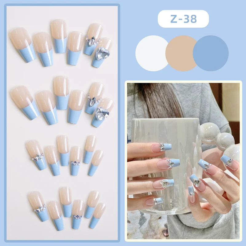 Elegante mit Strass verzierte Press-On Nagelkunst