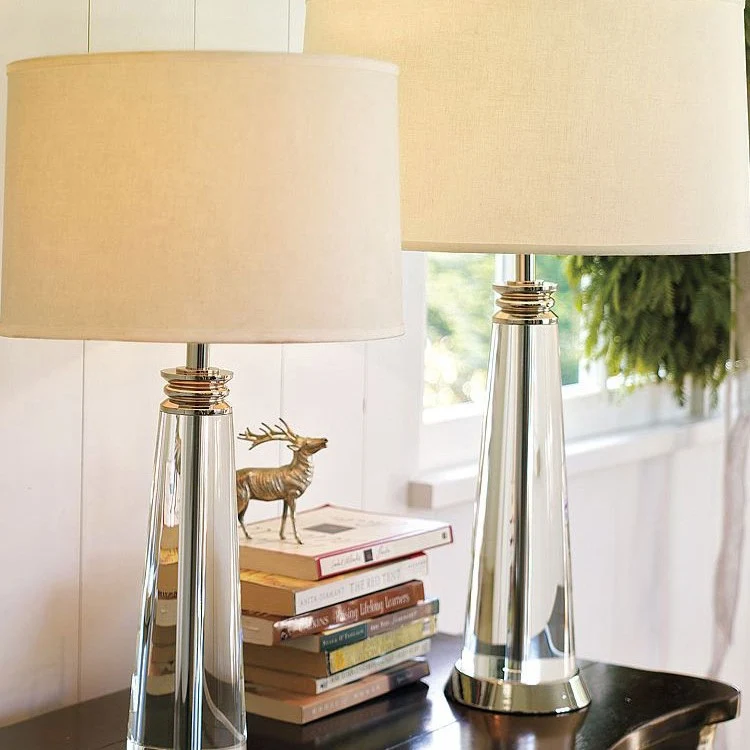 Elegante zeitgenössische Tischlampe