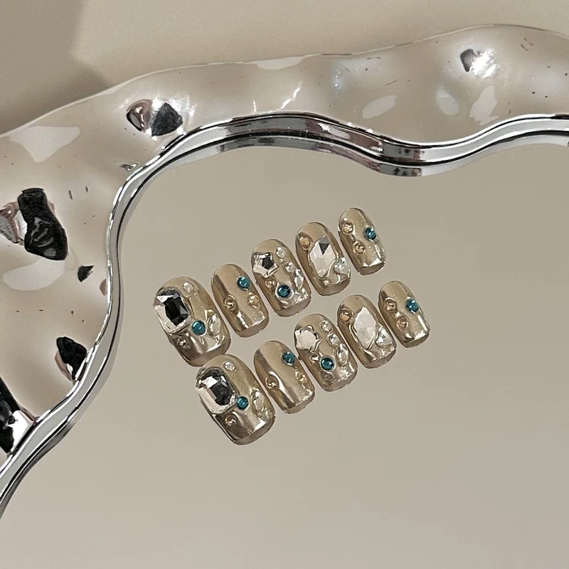 Elegantly Verziertes Press-On Nagelkunst Set