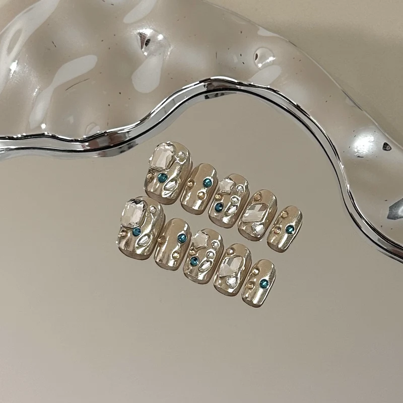 Elegantly Verziertes Press-On Nagelkunst Set