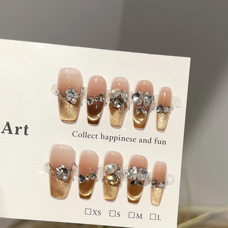 Dekoratives Press-On-Nagelset mit Strassakzenten