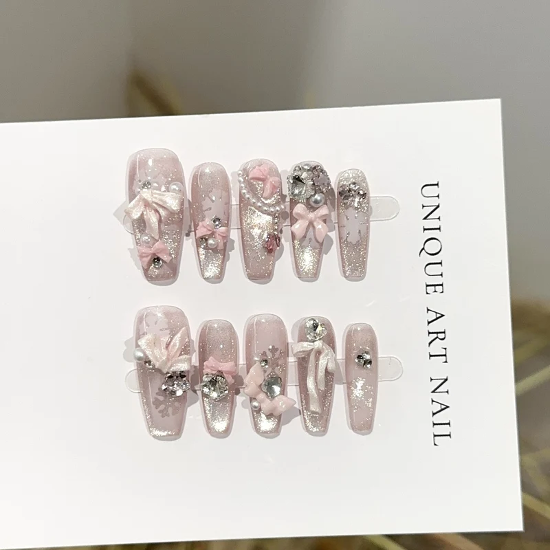 Dekoratives Press-On-Nagel-Set mit floralen Akzenten