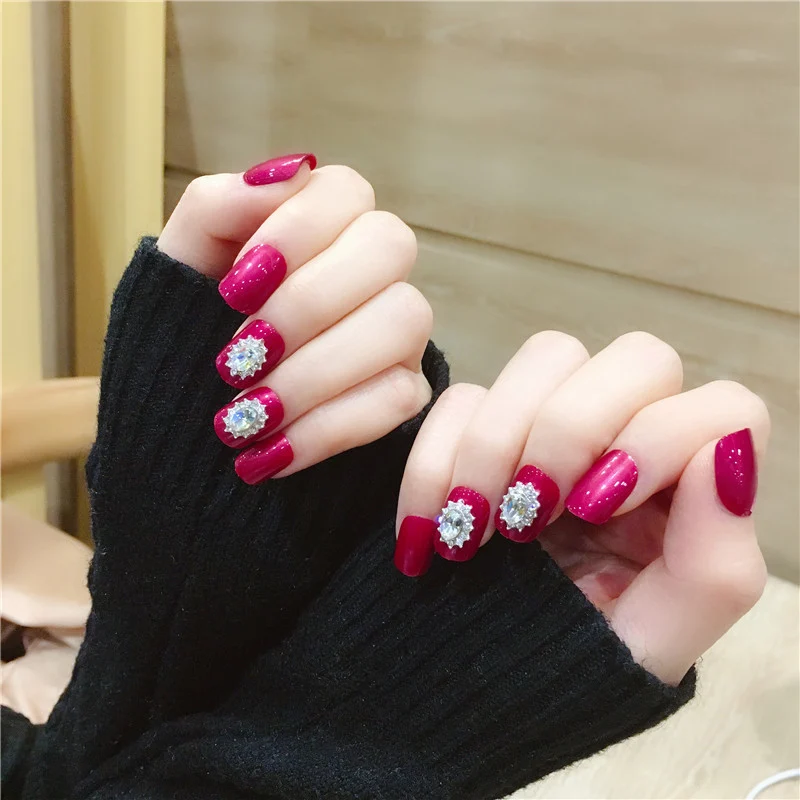 Elegantes mit Strass verziertes Press-On-Nagelkunst-Set
