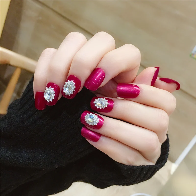 Elegantes mit Strass verziertes Press-On-Nagelkunst-Set