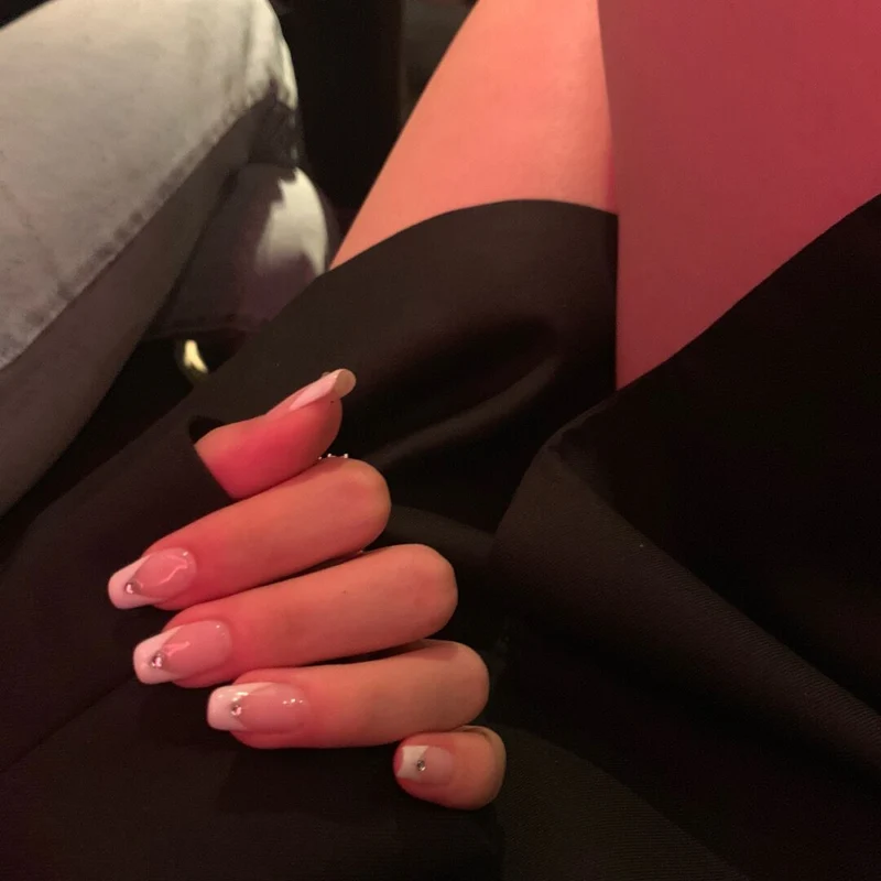 Elegante French Tip Press-On Nägel mit Strass-Akzenten